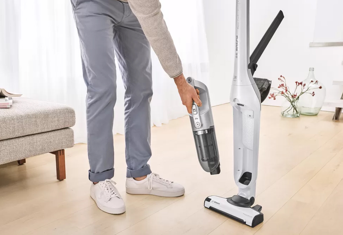 Στη φωτογραφία απεικονίζεται ένας άντρας που αφαιρεί το σκουπάκι από τη σκούπα